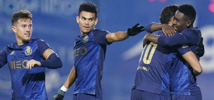 Jogadores do FC Porto celebram golo ao Vizela