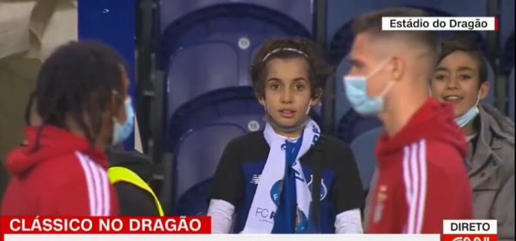 Julian Weigl acena para jovens adeptos do FC Porto