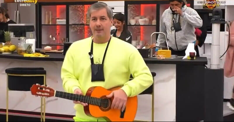 Bruno de Carvalho a cantar as Doce