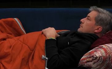Bruno de Carvalho deitado no sofá do Big Brother Famosos