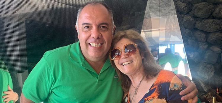 Dolores Aveiro ao lado do dirigente do Flamengo Marco Braz