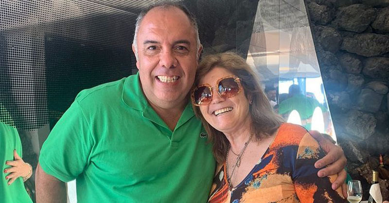 Dolores Aveiro ao lado do dirigente do Flamengo Marco Braz