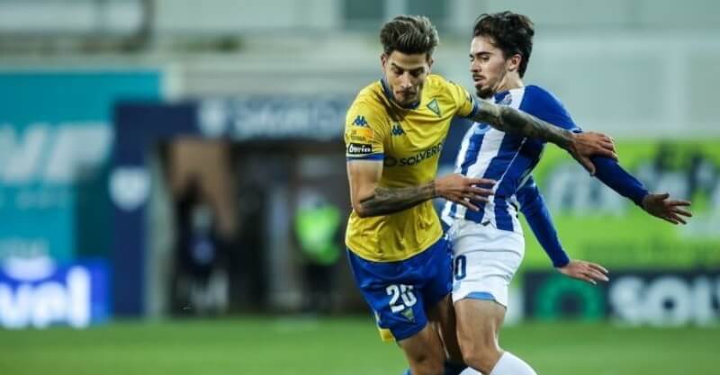 Jogadores de FC Porto e Estoril em disputa de bola