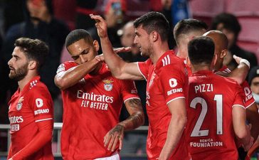 Jogadores do Benfica celebram golo diante do FC Porto