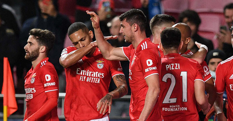 Jogadores do Benfica celebram golo diante do FC Porto