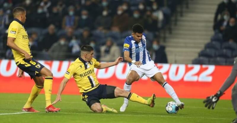 Luis Díaz rodeado de adversários no FC Porto-Famalicão