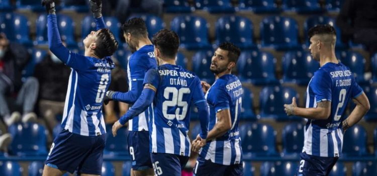 Jogadores do FC Porto festejam um golo no Dragão