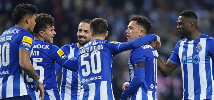Jogadores do FC Porto festejam golo ao Marítimo