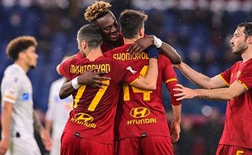 Jogadores da AS Roma celebram golo diante do Lecce na Taça de Itália