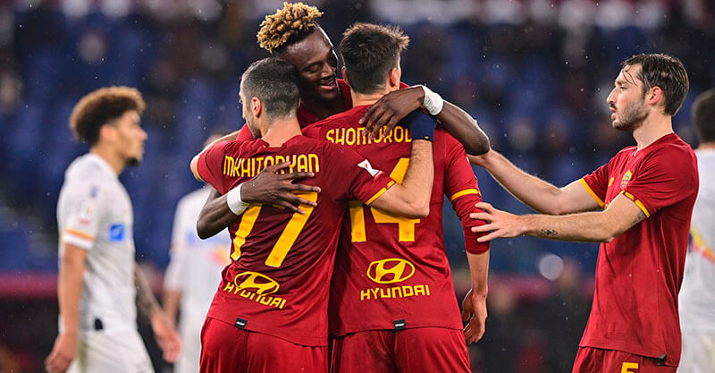 Jogadores da AS Roma celebram golo diante do Lecce na Taça de Itália