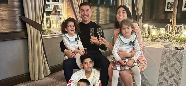 Cristiano Ronaldo com a família no ano novo