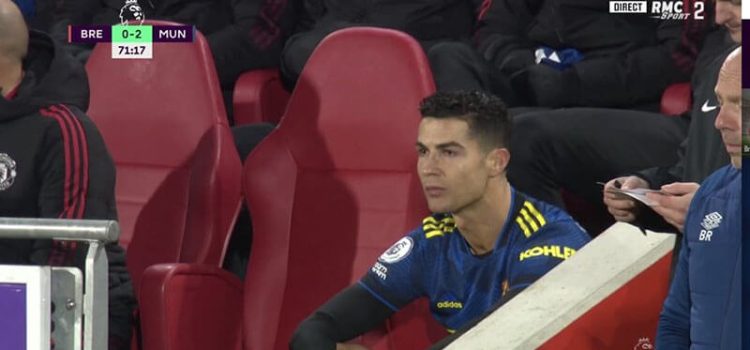 Cristiano Ronaldo no banco desagradado ao ser substituído no Brentford-Manchester United
