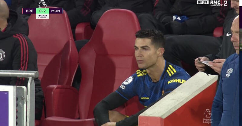 Cristiano Ronaldo no banco desagradado ao ser substituído no Brentford-Manchester United