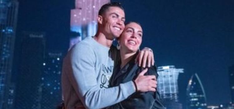 Cristiano Ronaldo abraçado a Georgina Rodríguez no aniversário da namorada