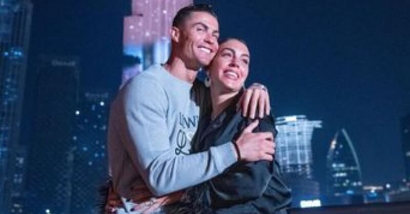 Cristiano Ronaldo abraçado a Georgina Rodríguez no aniversário da namorada