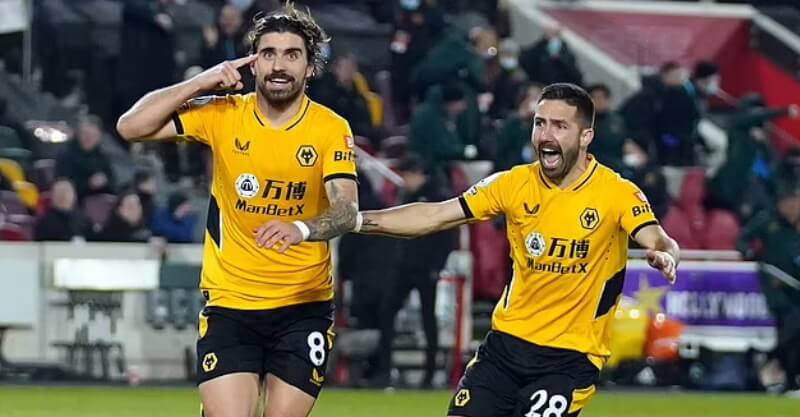Rúben Neves e João Moutinho celebram golo pelo Wolverhampton sobre o Brentford