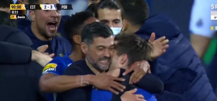 Sérgio Conceição abraça filho Sérgio Conceição após golo da vitória no Estoril-FC Porto