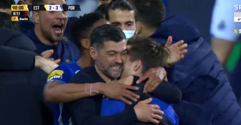 Sérgio Conceição abraça filho Sérgio Conceição após golo da vitória no Estoril-FC Porto