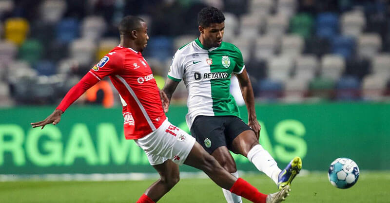 Jogadores de Santa Clara e Sporting em disputa de bola na Taça da Liga