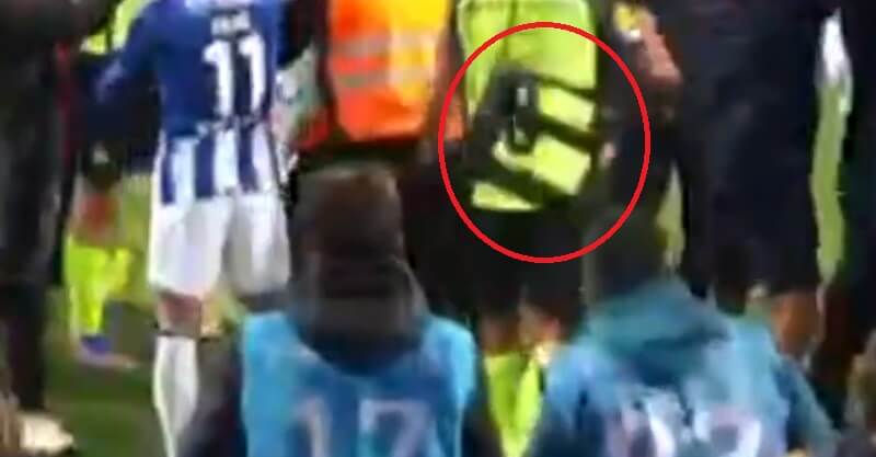 Matheus Nunes atingido por banco arremessado por 'coletes azuis' no FC Porto-Sporting