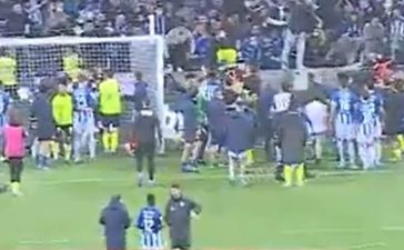 Jogadores do FC Porto e Sporting completamente pegados no final do jogo