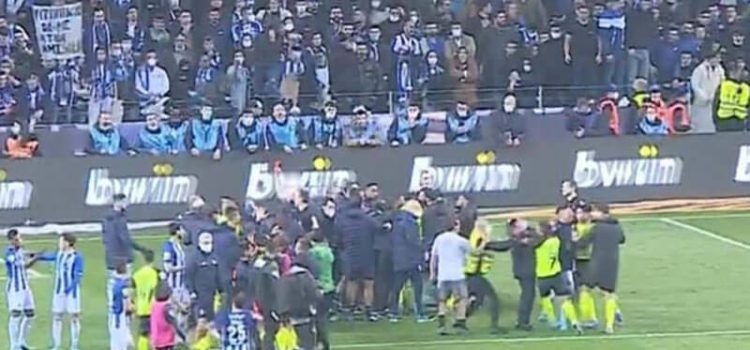 Enorme confusão após o apito final do FC Porto-Sporting