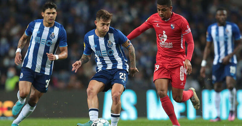 Otávio em disputa de bola com Samuel Lino no FC Porto-Gil Vicente