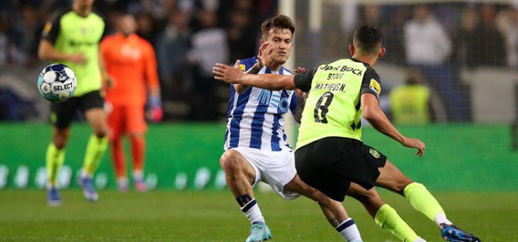 Otávio e Coates em disputa de bola no FC Porto-Sporting