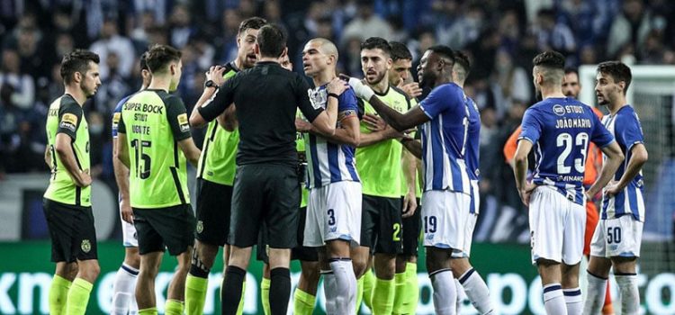 Pepe amarelado pelo árbitro João Pinheiro no FC Porto-Sporting