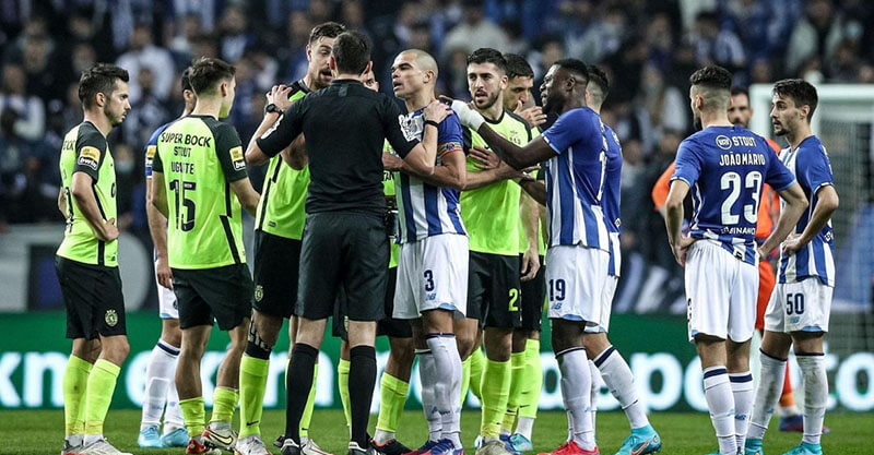 Pepe amarelado pelo árbitro João Pinheiro no FC Porto-Sporting