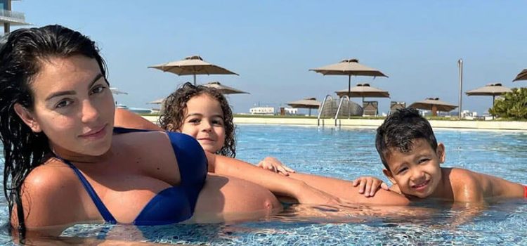 Georgina Rodríguez a gozar da piscina no Dubai