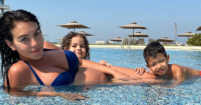 Georgina Rodríguez a gozar da piscina no Dubai