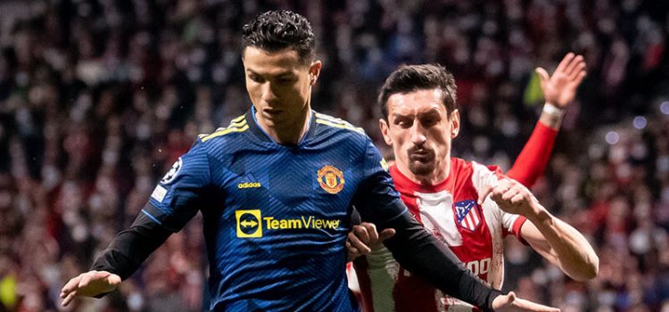 Cristiano Ronaldo em disputa de bola com Savic no Manchester United-Atlético de Madrid