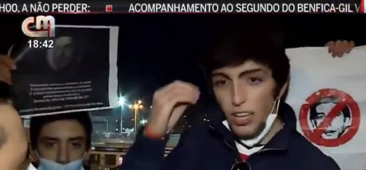 Adepto do Benfica revoltado com a situação do clube