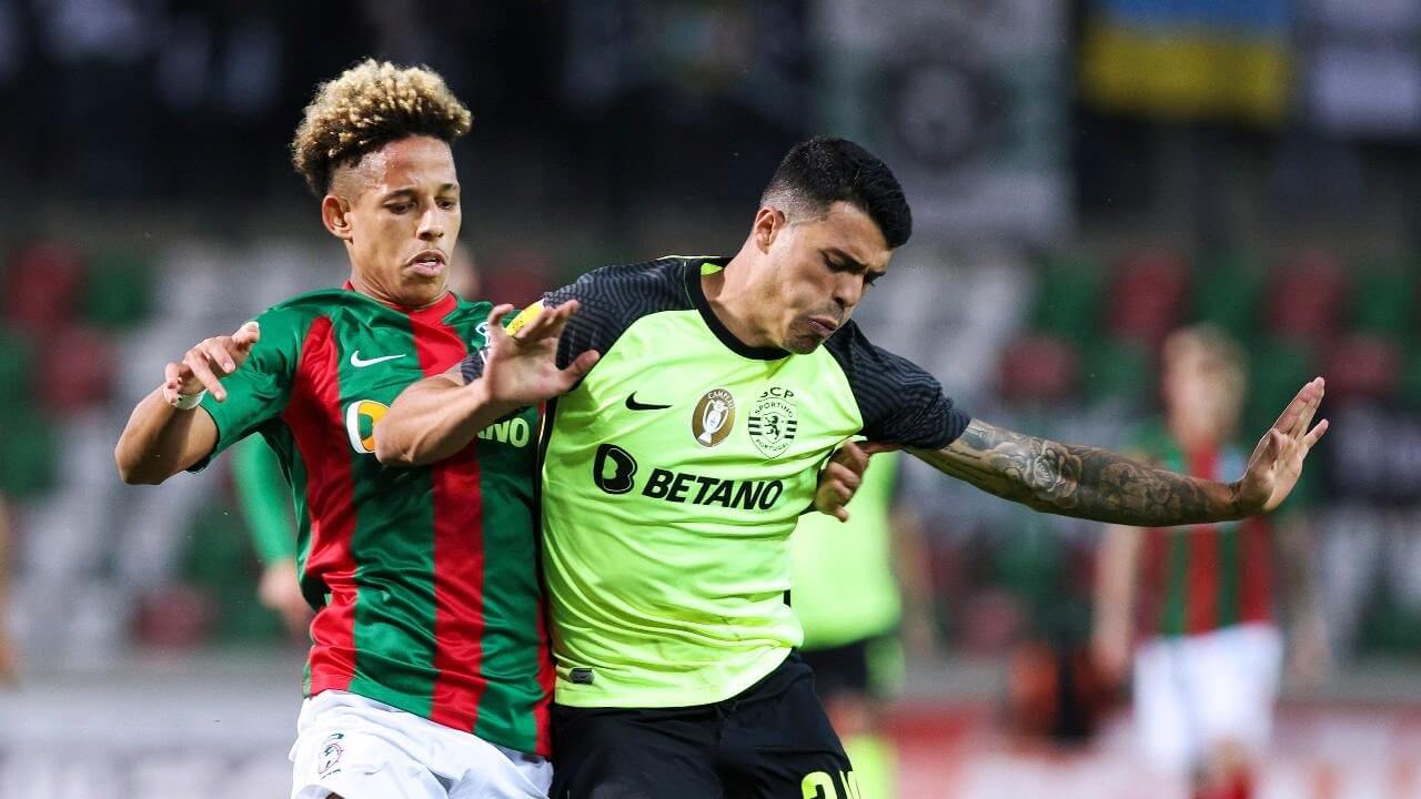 Pedro Porro em disputa de bola com André Vidigal no Marítimo-Sporting