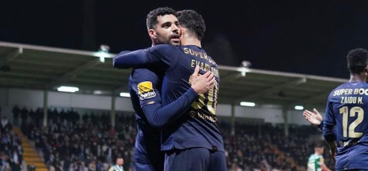 Mehdi Taremi abraça Evanilson após golo no Moreirense-FC Porto