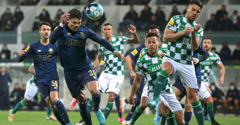 Lance de bola parada no Moreirense-FC Porto