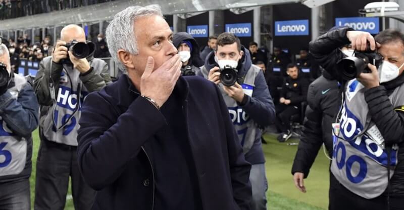 José Mourinho ovacionado pelos adeptos do Inter de Milão