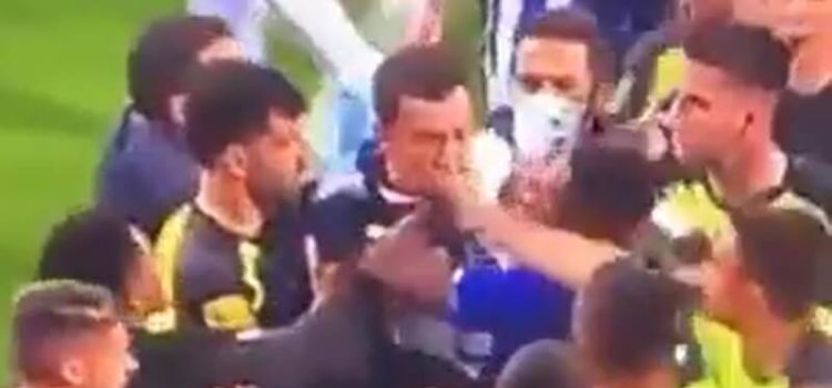 João Palhinha atinge nariz de Agustin Marchesín na confusão do clássico entre FC Porto e Sporting