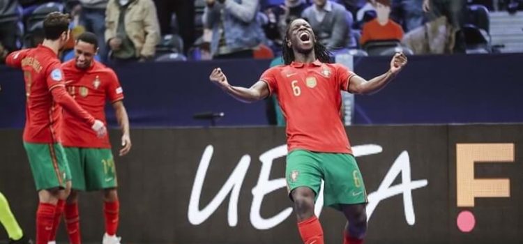 Zicky Té celebra golo no Portugal-Espanha no Europeu de Futsal