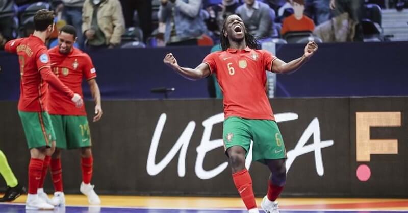 Zicky Té celebra golo no Portugal-Espanha no Europeu de Futsal