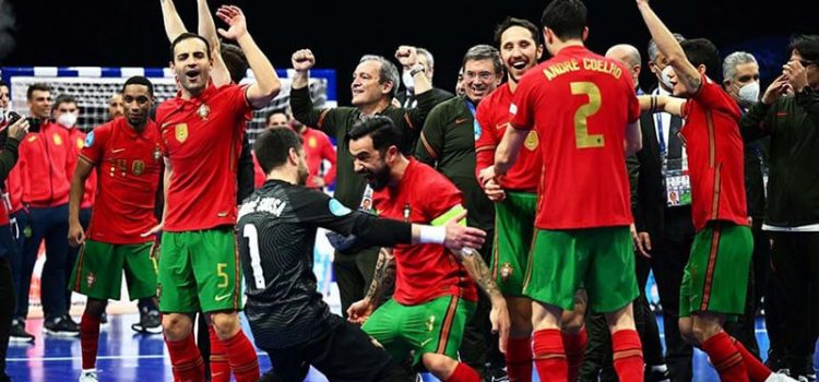 Jogadores de Portugal celebram conquista do Europeu de Futsal