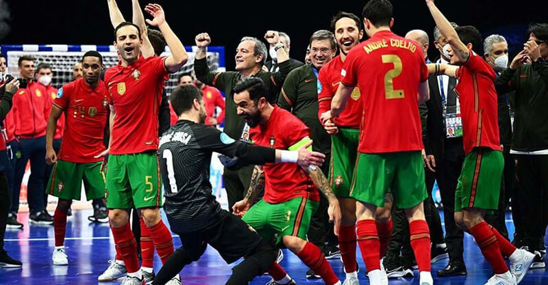 Jogadores de Portugal celebram conquista do Europeu de Futsal