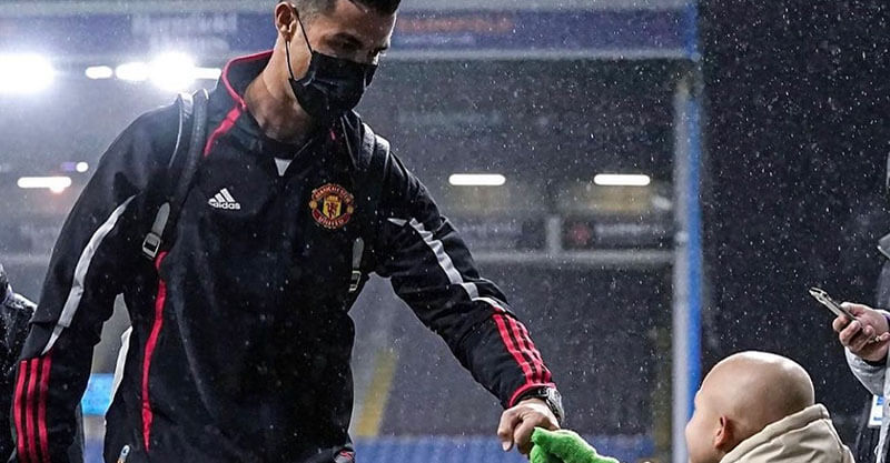 Cristiano Ronaldo cumprimenta jovem fã do Manchester United