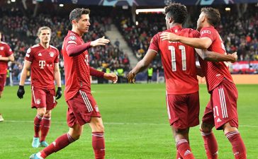 Jogadores do Bayern de Munique celebram empate com o Salzburgo