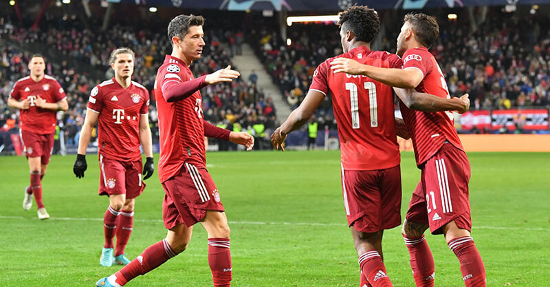 Jogadores do Bayern de Munique celebram empate com o Salzburgo