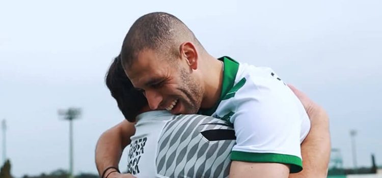 Abraço entre Islam Slimani e Paulinho, o roupeiro do Sporting