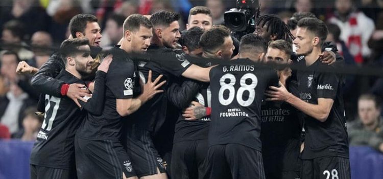 Jogadores do Benfica celebram golo de Darwin, na vitória sobre o Ajax