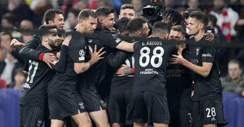Jogadores do Benfica celebram golo de Darwin, na vitória sobre o Ajax