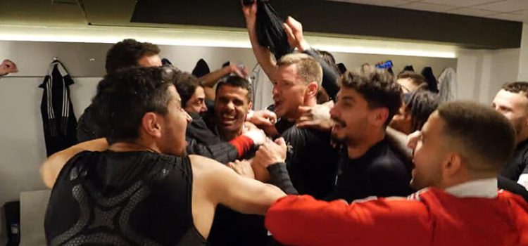 Jogadores do Benfica celebram passagem aos quartos de final da Liga dos Campeões